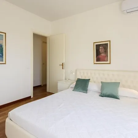 Royal Sea View Private Parking مارينا دي بييتراسانْت