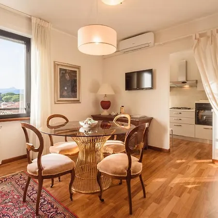 Royal Sea View Private Parking مارينا دي بييتراسانْت