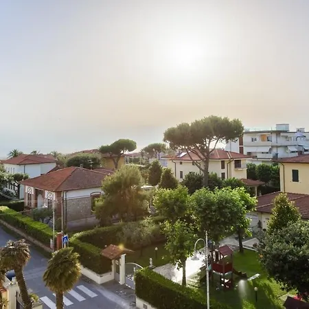 Royal Sea View Private Parking * مارينا دي بييتراسانْت