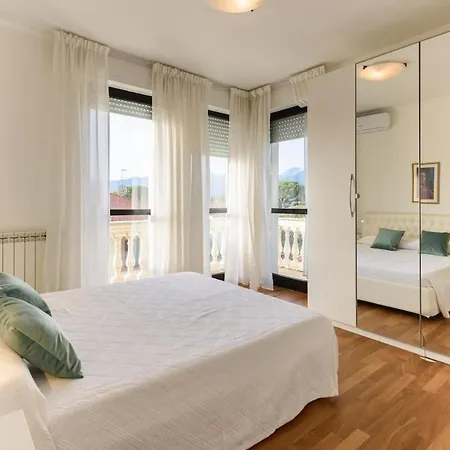 Royal Sea View Private Parking شقة مارينا دي بييتراسانْت