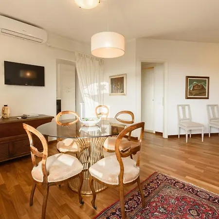 Royal Sea View Private Parking مارينا دي بييتراسانْت
